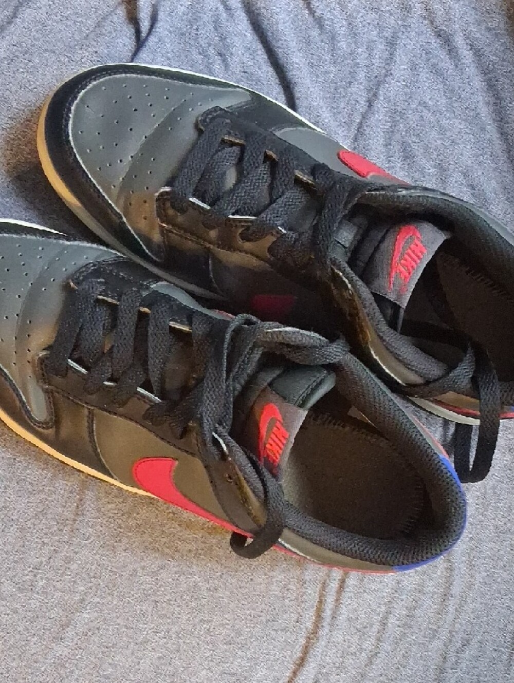 Nike Men’s Black and Red Low-Top Sneakers with White Sole - Picture 4 of 5